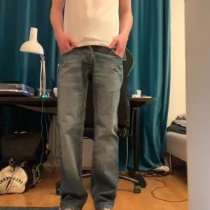 Nudie Jeans - Ett par snygga Nudie jeans i mycket bra skick. Regular/ Straight fit med måtten: Total Längd:106cm, Ben från gren 82cm, Midja tvärs över: 38cm. Tveka inte vid förslag av pris och frågor!