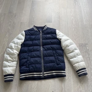 gant jacka - Gant jacka perfekt till våren. 158-164 cm 12-13 år. Skick 6/10