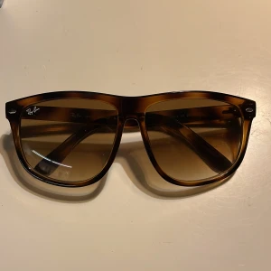 Rayban boyfriend - Solglasögon från rayban i modellen boyfriend, och färgen havana. Inga defekter över huvudtaget.