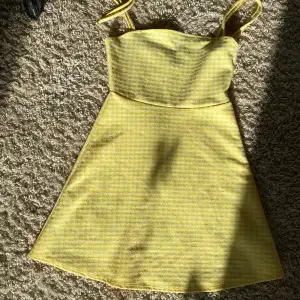 Fin gul klänning från HM i storlek S🩷