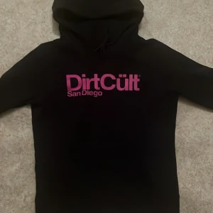 Tjocktröja - Den är i bra skick, de ända som är på den de är lite små färg som släpp på vissa av bokstäverna, men annars den är i de bästa skick, både kille och tjej kan ha den.