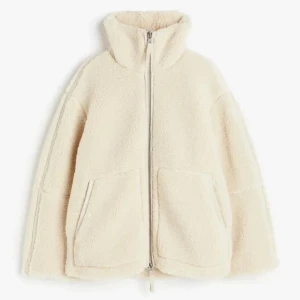 teddyjacka - Helt oanvänd teddyjacka från merley! perfekt nu till våren och sommaren💕i nyskick. pris kan såklart diskuteras