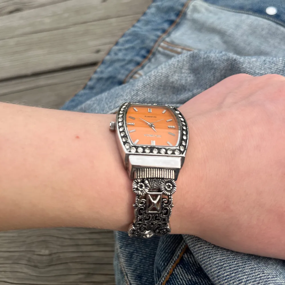 Hur fan tar man bild på en klocka? Iallfall den här är så fkn snygg men har verkligen inte stilen som behövs för att bära dena guldklimp. Tror verkligen inte den funkar men kan typ inte läsa klockan så är osäker? Vem har ens klocka för att kolla tid?. Övrigt.