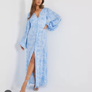 SÖKER denna från vila  - Söker efter denna klänning från märket vila! Storlek 36 eller 38🤩 även intresserad av liknande 