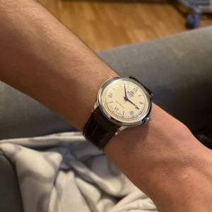 Orient bambino klocka i färgen beige/läder 42mm Nypris 2200kr Min pris 1100