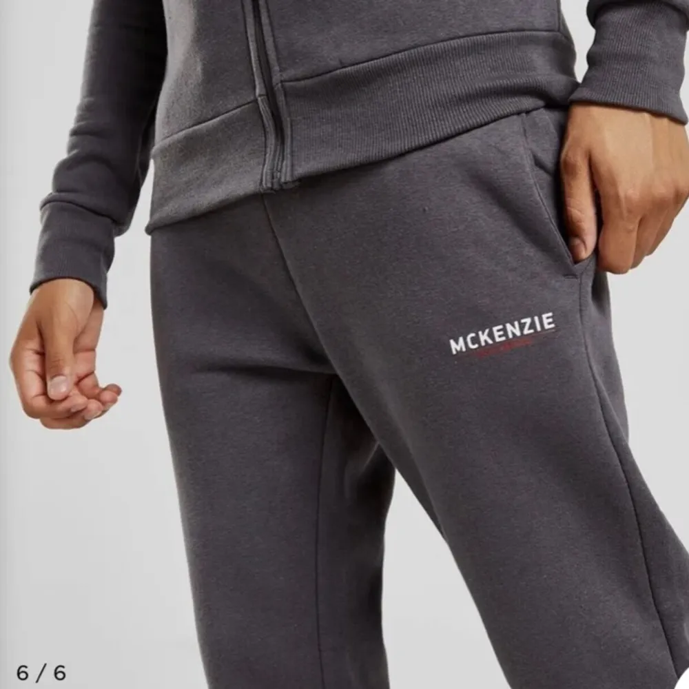 Hej! Jag säljer ett par dam McKenzie sweatpants/träningsbyxor i storlek xs, för 150 kr i mörkgrå. Använda en gång och är i nyskick. Hör av vid funderingar💕. Sport & träning.