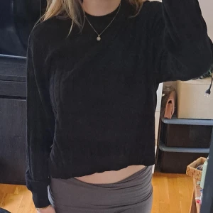 Tröja - Jätteskön tröja ifrån Pernilla Wahlgrens märke! Inte säker på vad de är för material men den är jättemysig. Helt oanvänd förutom när jag tog bilderna.