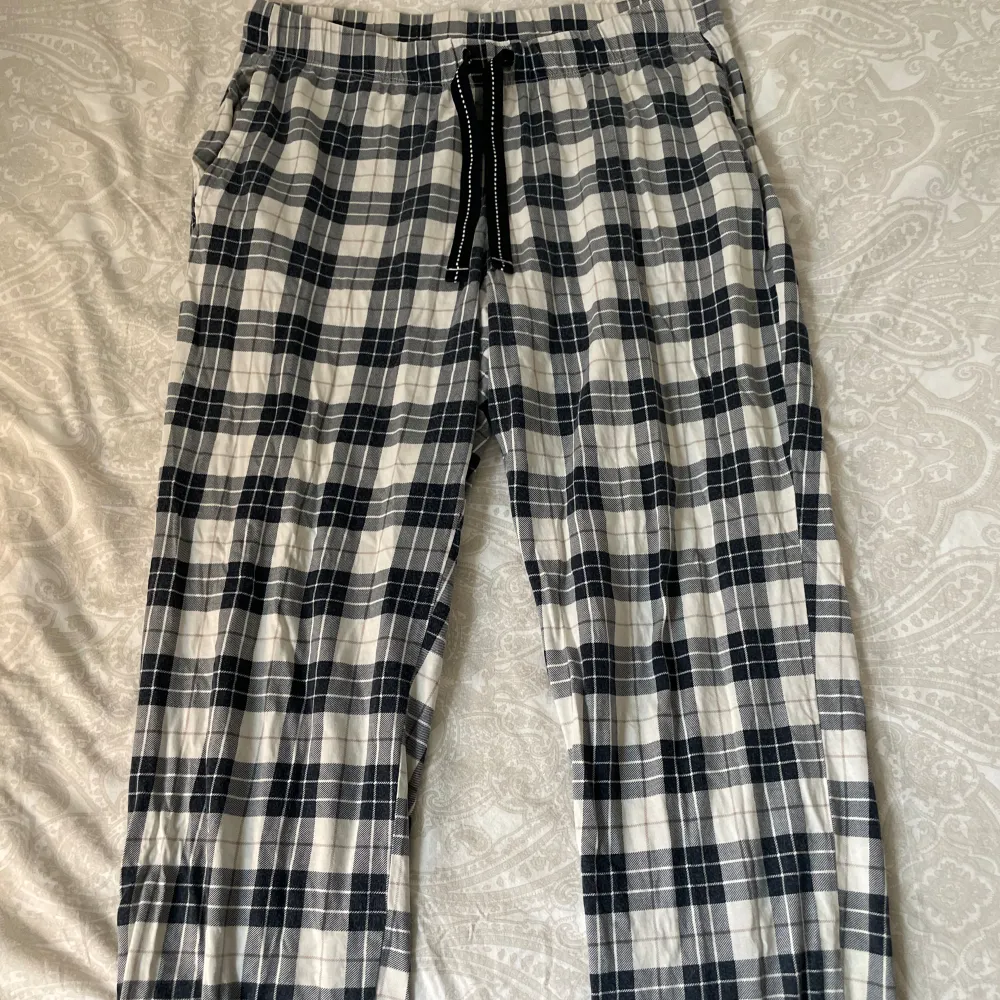 Populära pyjamasbyxor från Kappahl i stroken S, använda men i fint skick⭐️. Jeans & Byxor.