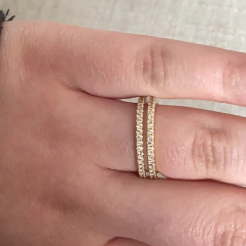 Säljer denna superfina guldpläterat ring från snö of Sweden i storlek 18. Säljer den då den inte kommer till användning. Köpt för 250 och säljer för 150 kr. Den är helt ny, köpte för en månad sen🫶🏼☺️. Accessoarer.