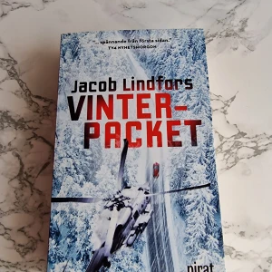 Bok - "Vinterpacket" skriven av Jacob Lindfors. Boken är i mycket bra skick, helt ny. Oläst. Pocketform. Skriv privat för mer bilder och info 