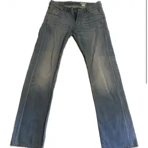 Boyfriend jeans i dunder skick // aldrig använda!!🫶🏻 Säljs för de är för stora och långa på mig💗 Längd ;från midja t ben : 110cm Midja: 83cm Grenen; från sömmen mellan benen t midja : 23cm
