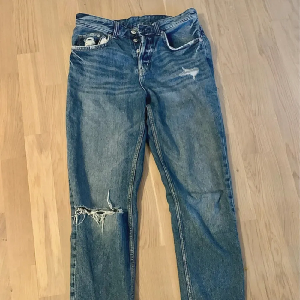 Jättefina  Lite sydda i linningen -se bild Se storlek i sista bilden- sitter bra på mig som är S  (Tips! Köp med bundle för att spara på den frakten🔥! In och fynda fler plagg i flödet👑😉). Jeans & Byxor.