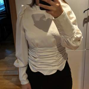 Superfin blus med detaljer. Aldrig använd, lappen sitter kvar! Nypris 449kr Passar till alla tillfällen 🤩