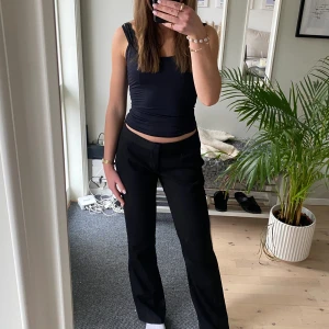 Lågmidjade kostymbyxor Zara - Lågmidjade kostymbyxor från Zara! Är ca 173 cm