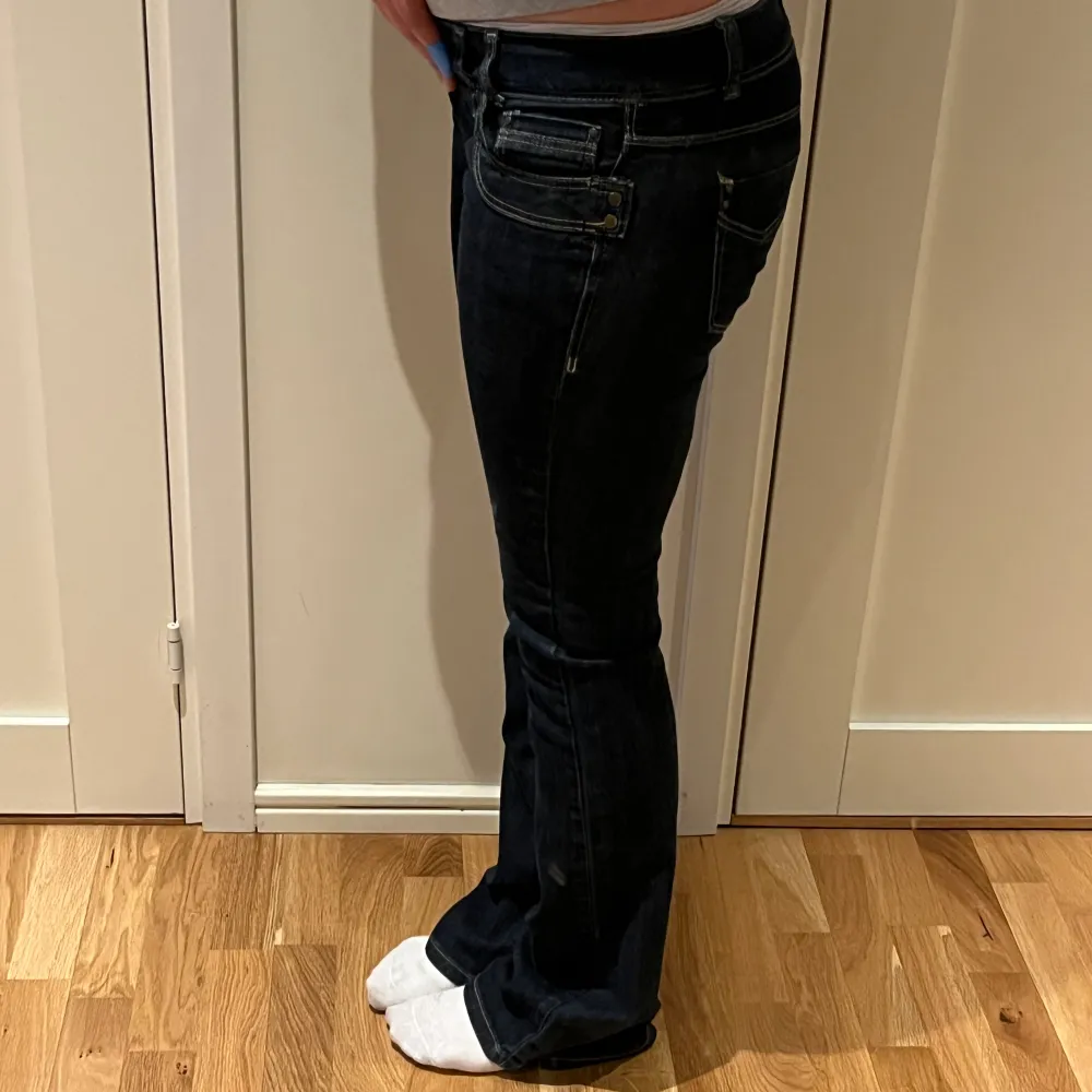 Säljer mina superfina jeans då dom är för små. Lågmidjade och utsvängda vid foten. Skulle säga att passformen är en 36/38. Midjemått 38 cm, går ned till foten på mig som är 170 🙌 . Jeans & Byxor.