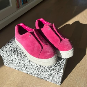 Rosa eytys - Rosa eytys i nyskick! Köpta från plick men var aningen små för mig som har 36/37 i skor. Storleken är 35 men de är stora i storleken så kan även passa någon som har 36. Använda mycket sparsamt och inga slitage eller tecken på användning!