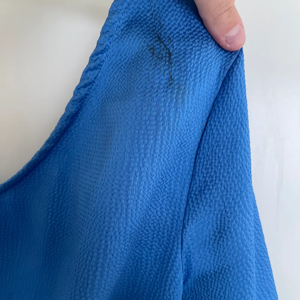 JÄTTEFIN blå satin klänning från vero Moda 😁 går att ha både som lång- respektive kort💕 storlek 34 men stor och stretchig i storlek ⭐️ klänningen har en fläck på axeln (sista bilden) och några mindre synliga fläckar på magen (bild 4). Nypris 700. Klänningar.