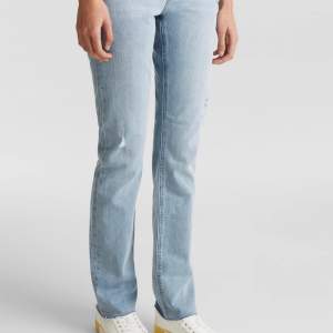 Edc jeans ljusblåa i strl W28 L32🩷