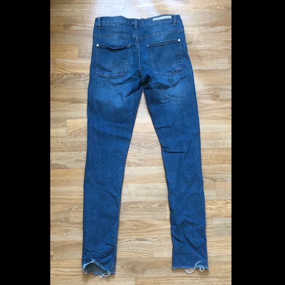 Lite ”ripped” skinny jeans från LABindustries (Kappahl). Säljer då de inte passar mig . Jeans & Byxor.