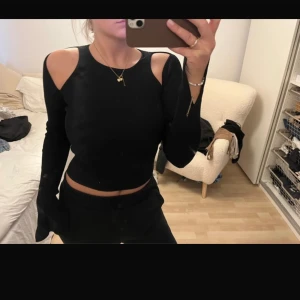 Svart topp  - Svart topp med detalj vid axlarna från zara. Jättefin, har ett litet hål i ena armhålan (se bild 3) men går att sy med några stygn bara!💞