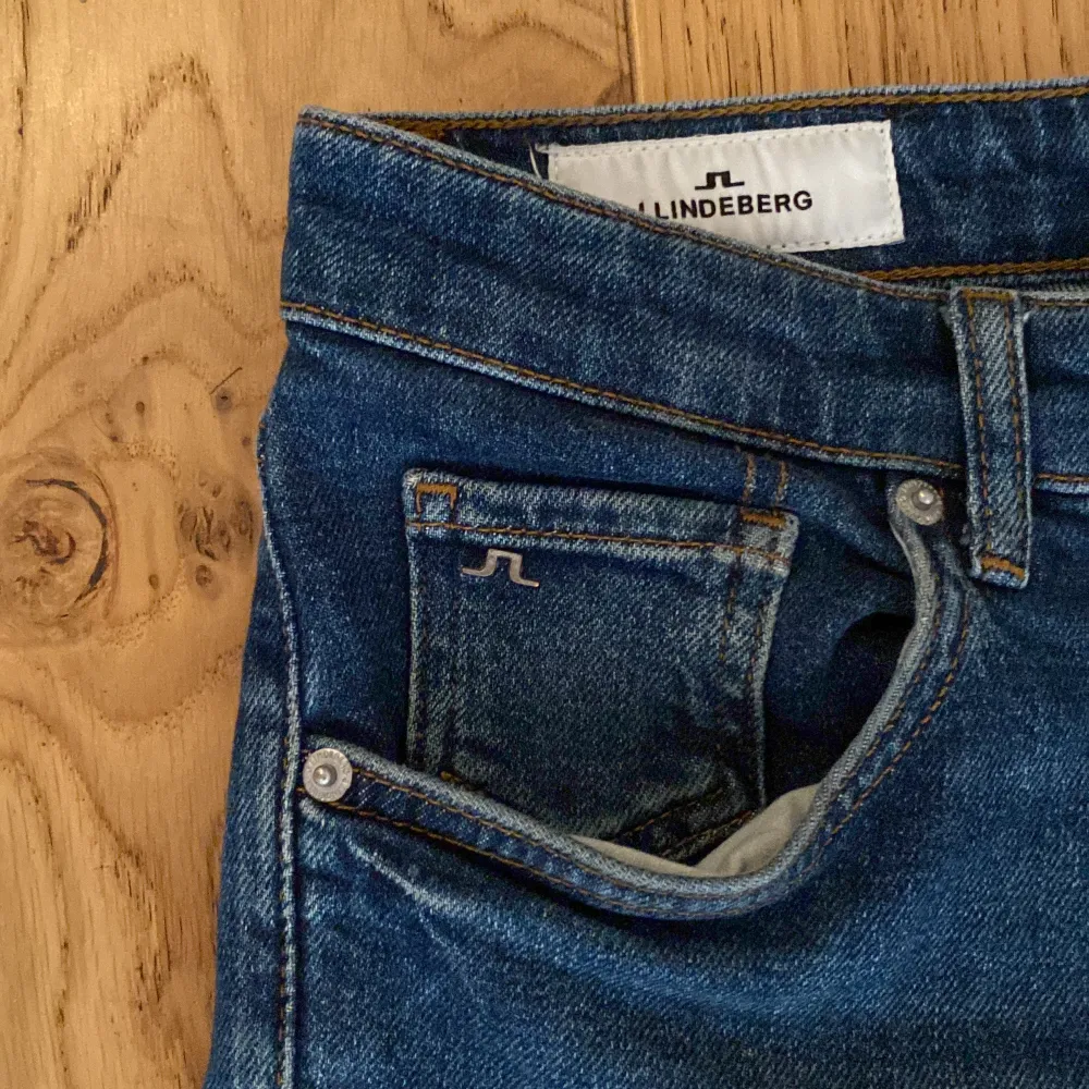 Ett par j Lindeberg jeans slim, ser helt nya ute använda ett få tall gånger. Inga infekterad eller skador sick 9/10 W28 L32. Jeans & Byxor.