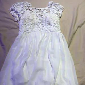 Klänning  - Perfekt till typ skolavslutningen eller då man ska klä sig lite finare 