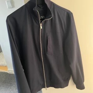 Jacka/overshirt  - Säljer en snygg tunn Jacka/overshirt i strl M. Passar även strl S. Skicket är som nytt ! Hör av dig vid fler bilder eller andra funderingar. 