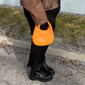 Väska - En väska från & other stories! Använd typ 3 ggr, superfint skick! Perfekt handväska och man får ner det viktigaste i den. Finns fler bilder vid intresse!