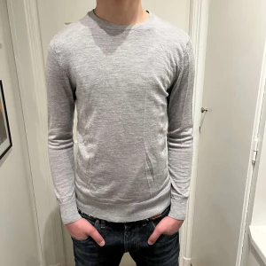 Merino ull tröja - Grå tröja i merinoull från A Days March-killen på bilden är 183-Storlek S-kom dm om du har några funderingar 