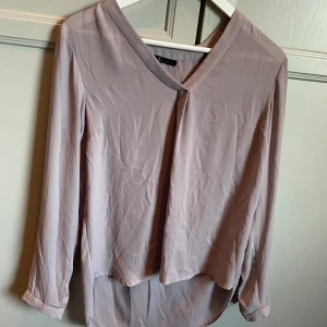 Åhléns blus  - Blus från Åhléns  Storlek L/40 Aldrig använd! Nypris 399kr Rök och djurfritt hem!
