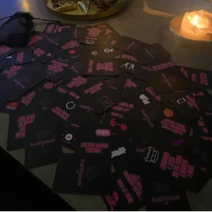Festlig Kortlek - En festlig kortlek som är perfekt på förfest/fest. Kortleken innehåller ”jag har aldrig” frågor, utmaningar och påståenden. 💕 60 olika kort = över 1,5h speltid beroende på sällskapets antal! 🥳
