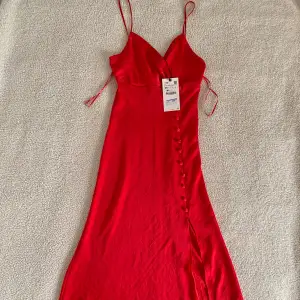 Otroligt vacker och romantisk röd klänning från ZARA med knappar och slits. Ny med tags kvar, utan anmärkningar.