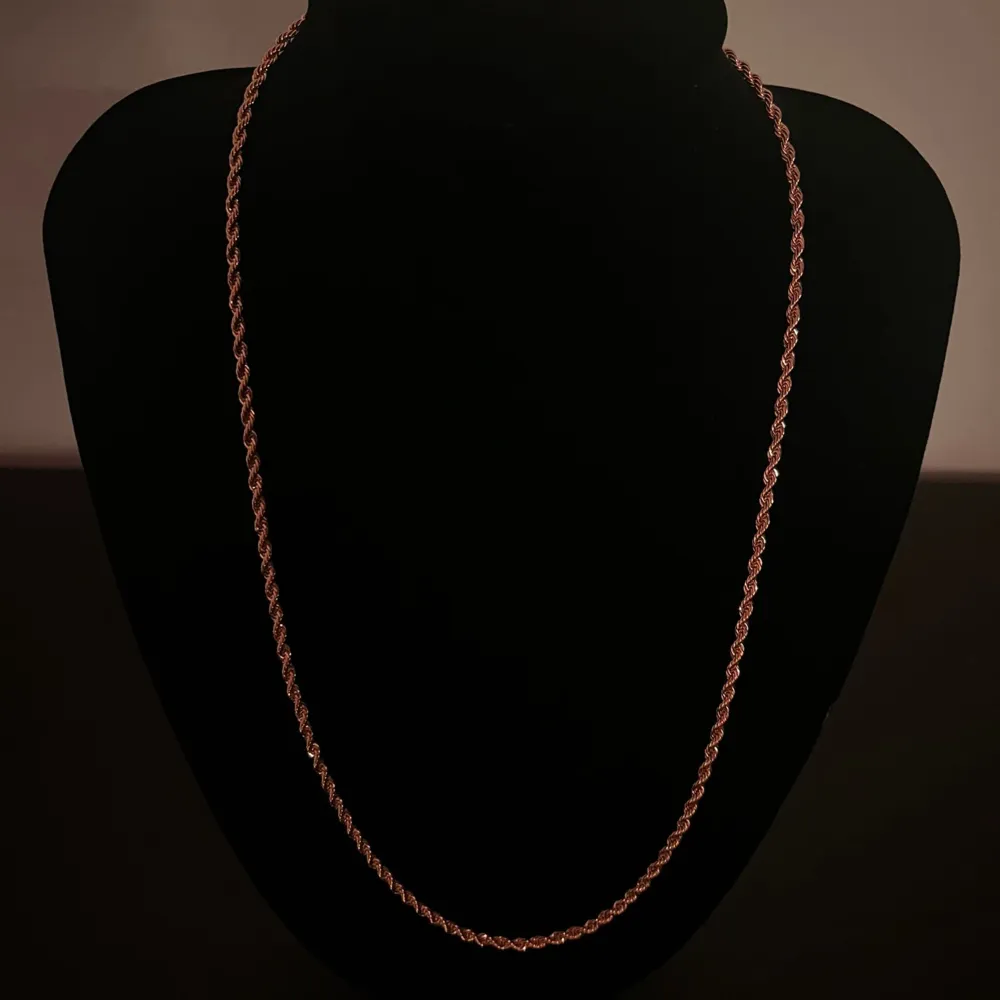 Väldigt fin guldplaterat halsband med en tredig snurr design🤩 Halsbandet är OANVÄNDT✅  Det går att frakta eller mötas upp i malmö. Skriv om det finns frågor som du har!. Accessoarer.