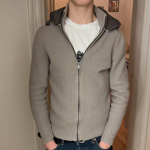 Massimo dutti cardigan  - Säljer denna feta Massimo dutti cardigan, mycket eftertraktad! Skick 9/10 knappt sliten, modell är 186 cm