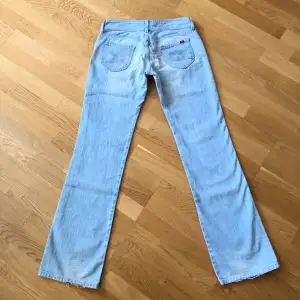 Sååå snygga, väldigt lågmidjade med en prefekt liten bootcut🫶🏻 tyvärr för små för mig💔💔 midjemått ca 38cm, innerbenslängd 82cm. Finns inga bilder på då de inte passar