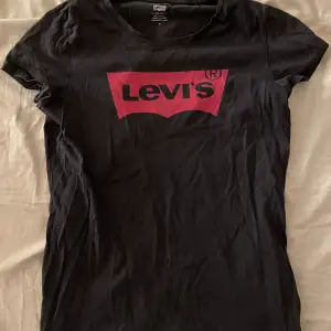Svart Levi’s t-shorts i storlek M. Skön och fin tröja som inte kommer till användning.