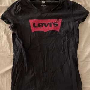 Svart Levi’s - Svart Levi’s t-shorts i storlek M. Skön och fin tröja som inte kommer till användning.