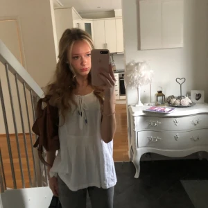 Vit topp  - Vit topp från odd molly. Väldigt fin inför sommaren. Har två snören där fram om man vill knyta vid bröstet. 