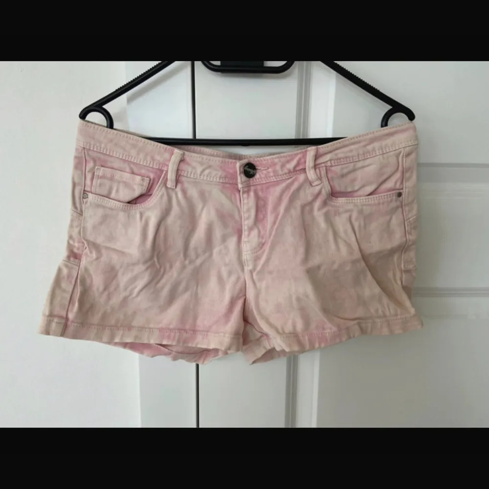 Snygga rosa lågmidjade jeansshorts! De är i storlek M! Bra skick och passar perfekt till sommaren! 💕. Shorts.