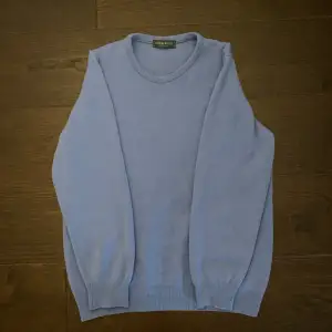 Tja säljer nu denna snygga stickade Lyle Scott tröjan i storlek small och är i färgen ljusblå. Skick 10/10 inga hål eller fläckar och är i ny skick. 