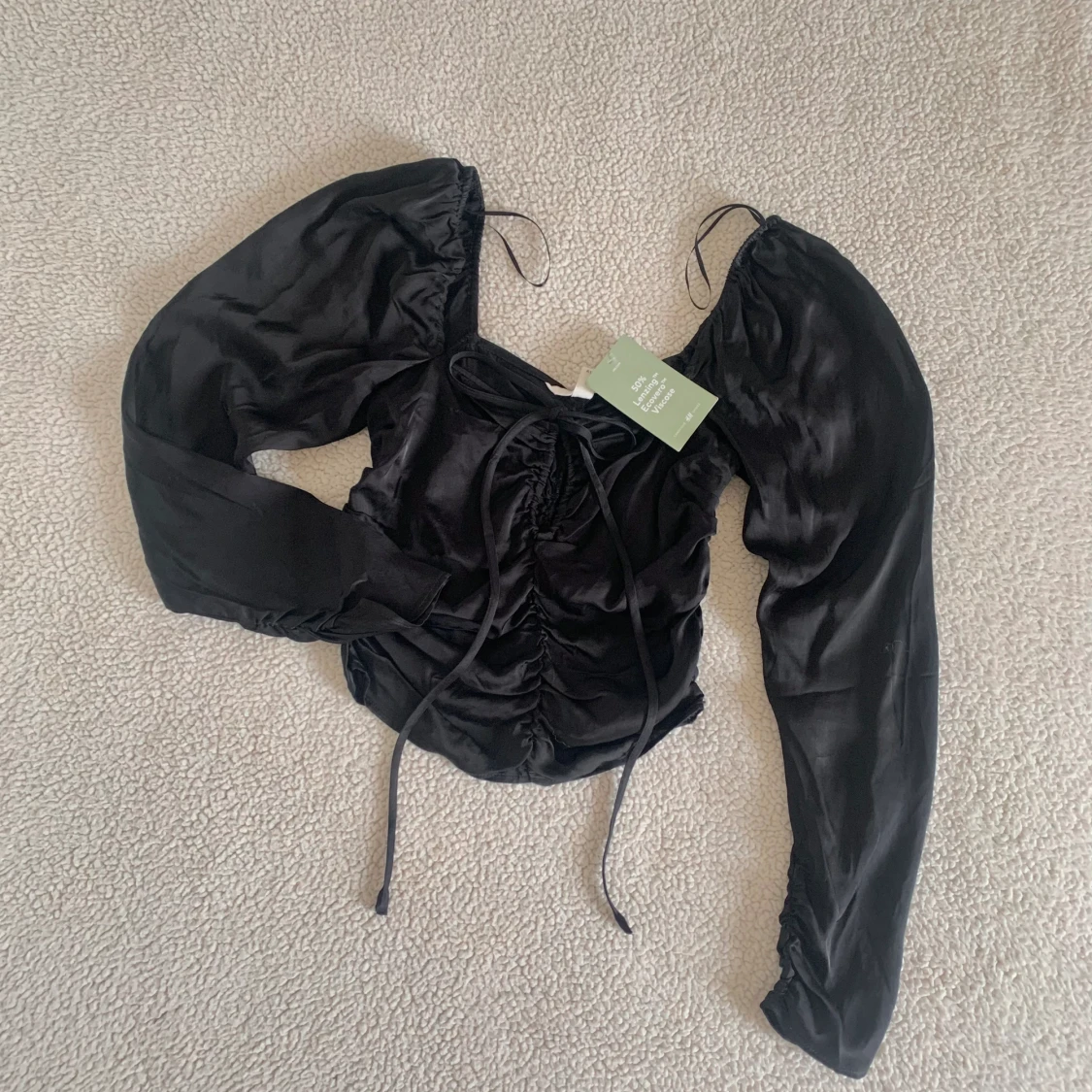 H&M svart glansig topp