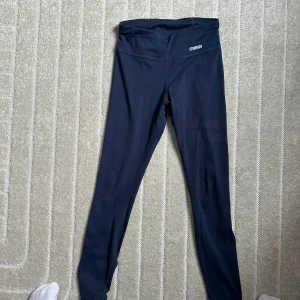 Stronger byxor  - Stronger träningsbyxor, använda en del men är fortfarande typ som nya. Dem formar sig efter sig själv.  Pris 300kr men detta kan diskuteras.  Strolek S