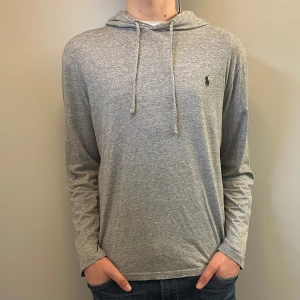 RALPH LAUREN HODDIE - Fet grå hoddie från Polo Ralph Lauren i tunnt material! Skick 10/10, inga defekter. Storlek M, nypris 1100 och skriv för fler funderingar!