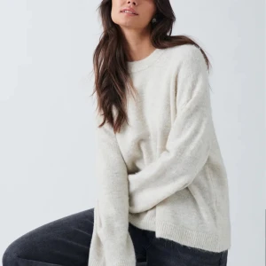 Stickad tröja - Säljer denna stickade tröja från ginatricot, då den inte kommer till använding! Skriv om du har några frågor🫶🏻