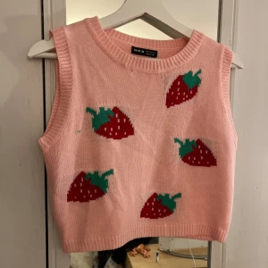 Rosa väst med jordgubbar - En supersöt rosa väst med jordgubbar från SHEIN i strl S, knappt använd!💓