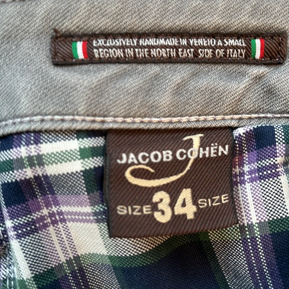 Gråa Jacob Cohen jeans I bra skick förutom liten nötning med lila backtab. Modellen är 688 comfort vilket sitter slimfit med massa fina exklusiva detaljer från det italienska märket. Passar W32-34   Känn er välkomna att ställa frågor  Mvh Agaton . Jeans & Byxor.
