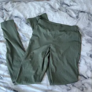 Jättefina utsvängda gröna byxor. Materialet är tunnt och väldigt skönt att ha på sig.