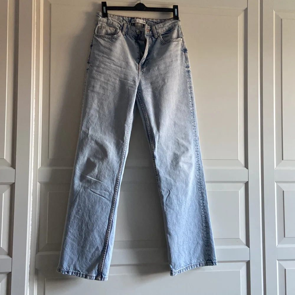 Säljer dessa jeans från Zara. Säljer då de är för små, fint skick 💕 sparsamt använda . Jeans & Byxor.
