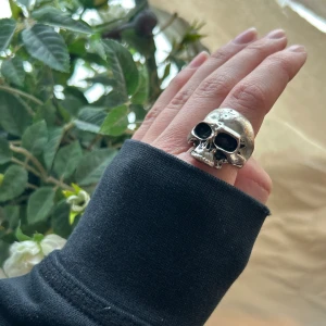 2st Ringar - De förstora på mig på bilden. Två stycken ringar💀🦌 jag fick med i ett smyckes paket från tradera får inte användning av de som någon anan kan få.❣️Såljer dom i hop syns att de är använda.