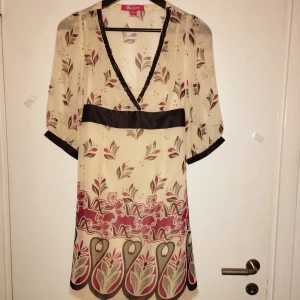 Klänning från Monsoon - Oanvänd klänning från det Engelska märket Monsoon. skirt material med löstagbar underklänning. stl 36 inköpspris: 1330 kr